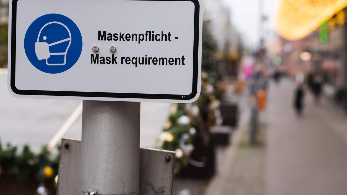 "Maskenpflicht" auf einer Hinweistafel in Berlin (Symbolbild): Die Staatsanwaltschaft ermittelt gegen Dutzende Berliner Ärzte wegen falscher Corona-Atteste.