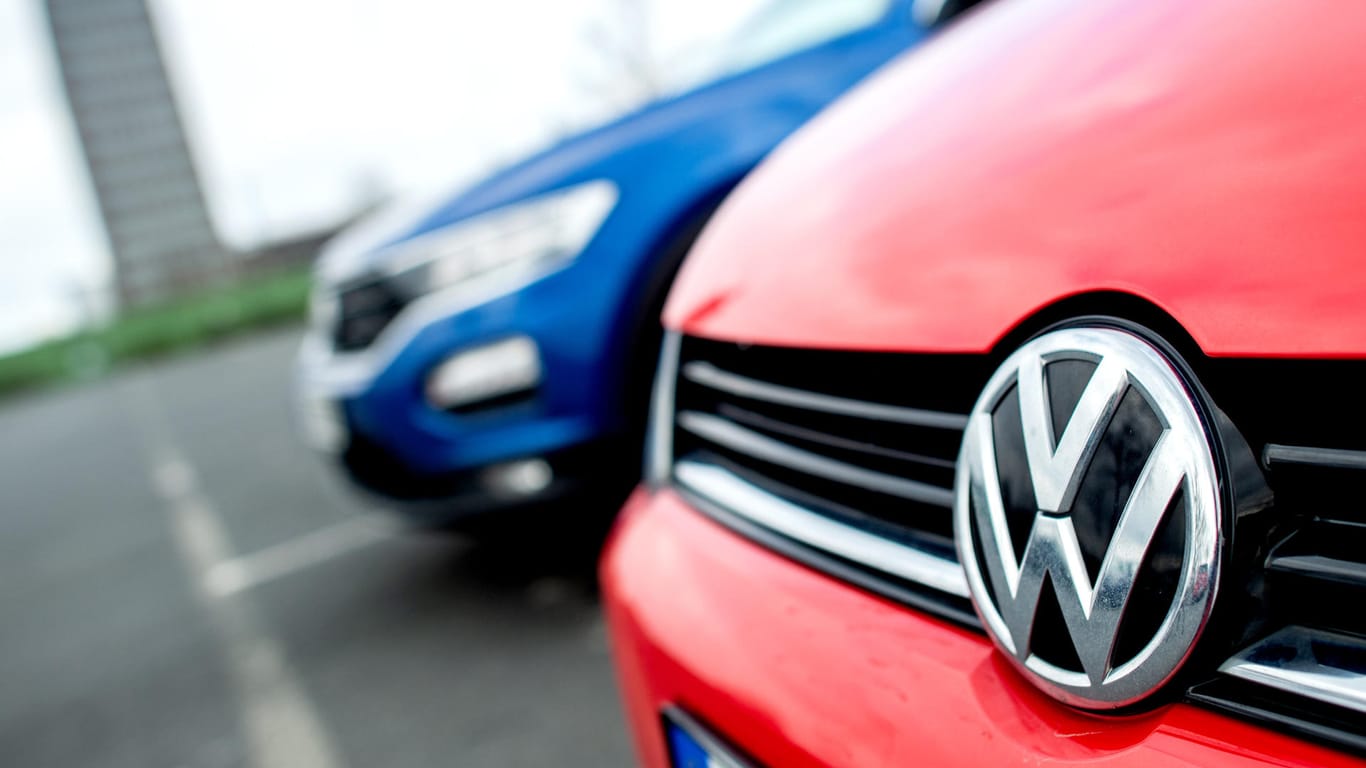 Zwei VW stehen auf einem Parkplatz (Archivbild): Volkswagen hat mit knapp der Hälfte aller Einzelkläger eine Vereinbarung geschlossen.
