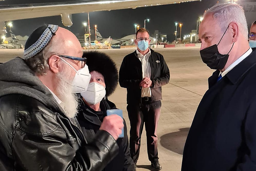 Israels Premierminister Benjamin Netanyahu (r.), begrüßt Jonathan und Esther Pollard bei ihrer Ankunft in Tel Aviv – und überreicht einen Personalausweis.