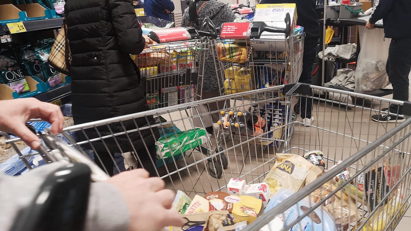 Einkäufer im Supermarkt (Symbolbild): In Köln ist ein Streit an der Kasse eines Discounters eskaliert.
