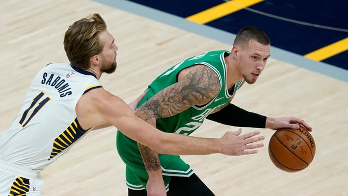 Setzte sich mit den Boston Celtics gegen Domantas Sabonis (l) und die Indiana Pacers durch: Daniel Theis.
