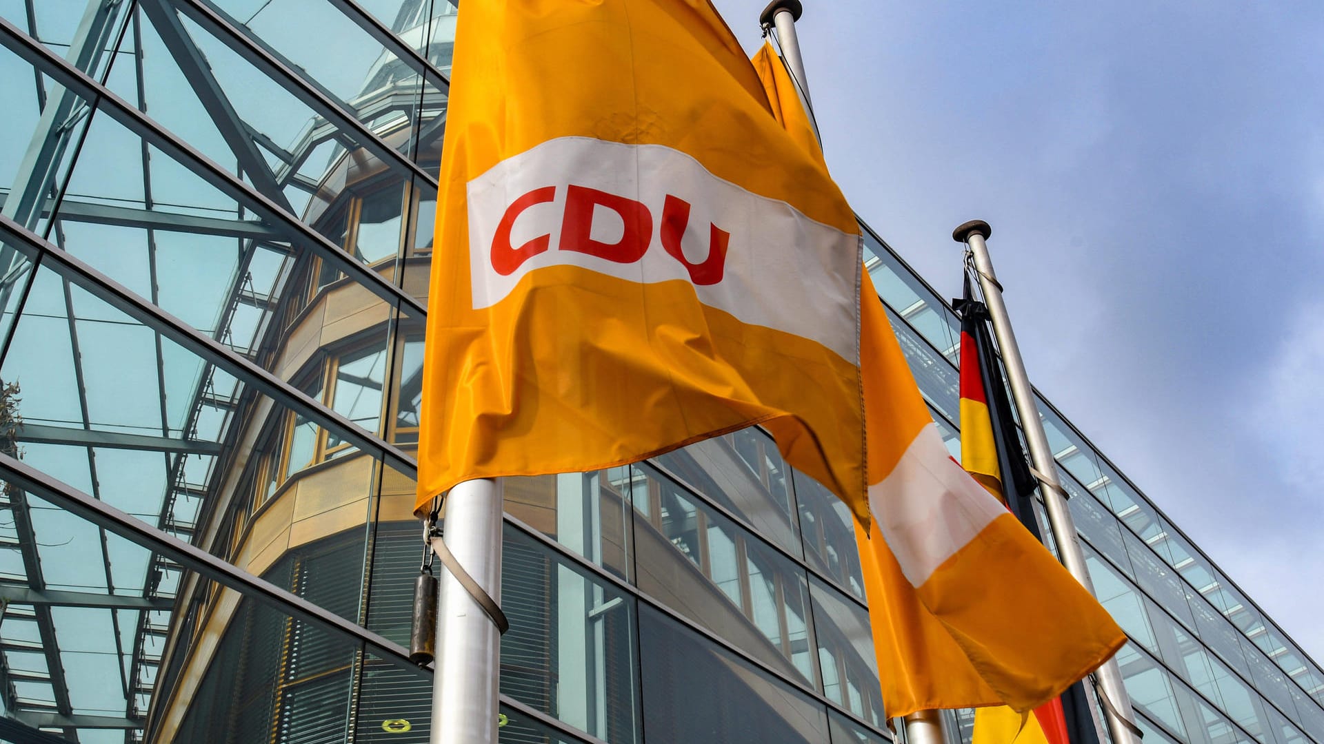 CDU-Fahnen vor dem Konrad -Adenauer Haus in Berlin: Die Zuwendungen an die Parteien beliefen sich insgesamt auf mehr als 1,6 Millionen Euro.