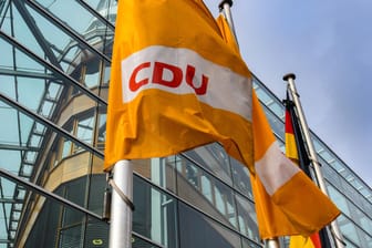 CDU-Fahnen vor dem Konrad -Adenauer Haus in Berlin: Die Zuwendungen an die Parteien beliefen sich insgesamt auf mehr als 1,6 Millionen Euro.