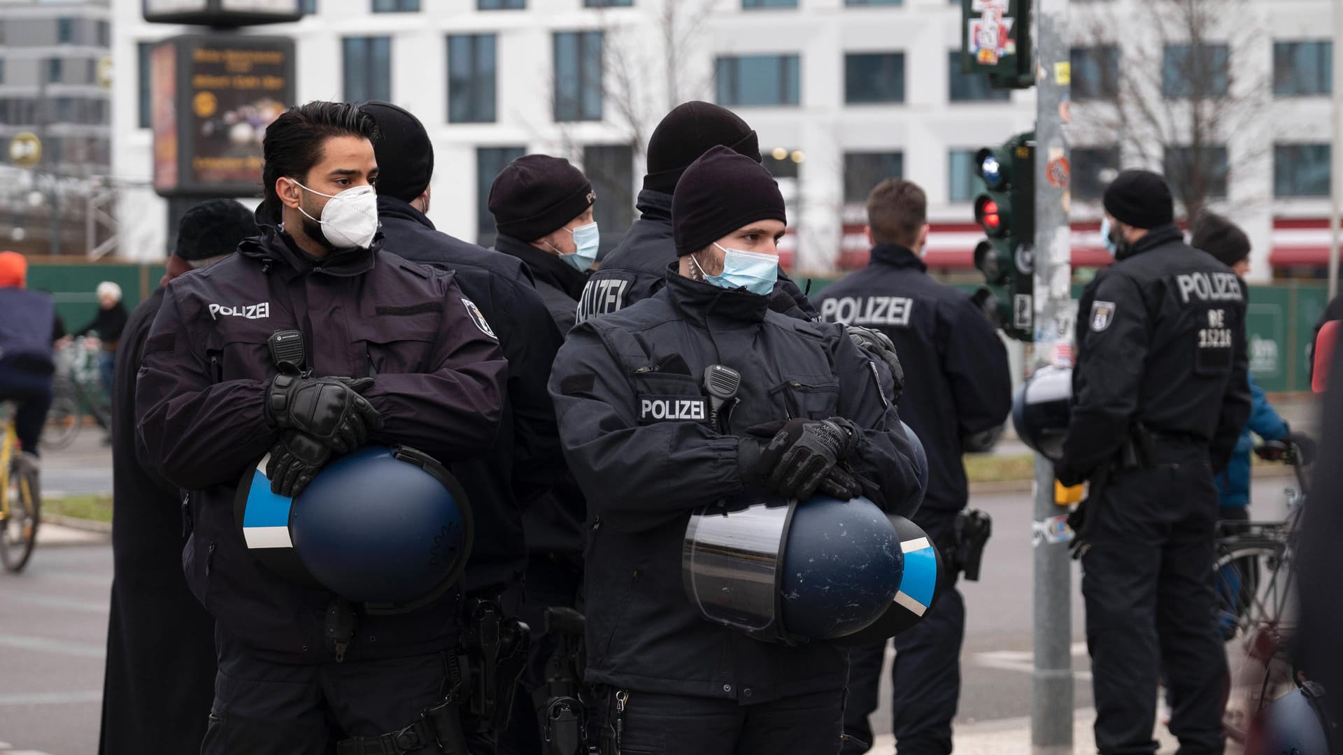 Berliner Polizisten bei einer Demo (Symbolbild): Versammlungen an Silvester bleiben verboten. Berliner Polizisten bei einer Demo (Symbolbild): Versammlungen an Silvester bleiben verboten.