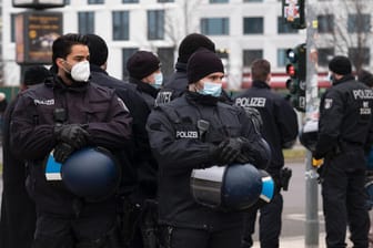 Berliner Polizisten bei einer Demo (Symbolbild): Versammlungen an Silvester bleiben verboten.
