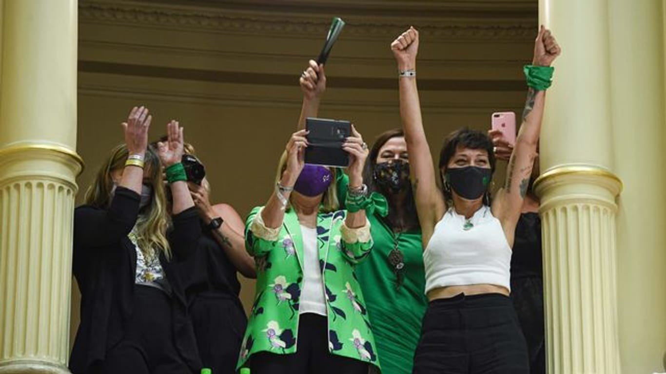 Frauen feiern im Senat, nachdem das Gesetz zur Liberalisierung der Abtreibung verabschiedet wurde.