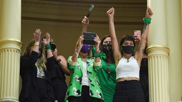 Frauen feiern im Senat, nachdem das Gesetz zur Liberalisierung der Abtreibung verabschiedet wurde. Frauen feiern im Senat, nachdem das Gesetz zur Liberalisierung der Abtreibung verabschiedet wurde.