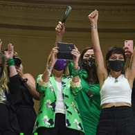 Frauen feiern im Senat, nachdem das Gesetz zur Liberalisierung der Abtreibung verabschiedet wurde.
