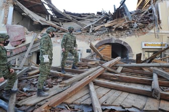Soldaten bei Aufräumarbeiten in Kroatien: Viele Menschen trauen sich nicht zurück in ihre Häuser.