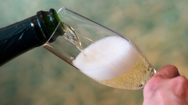 Prosit Neujahr: Nur jeder Fünfte bevorzugt beim Anstoßen in der Silvesternacht trockenen Sekt. Prosit Neujahr: Nur jeder Fünfte bevorzugt beim Anstoßen in der Silvesternacht trockenen Sekt.