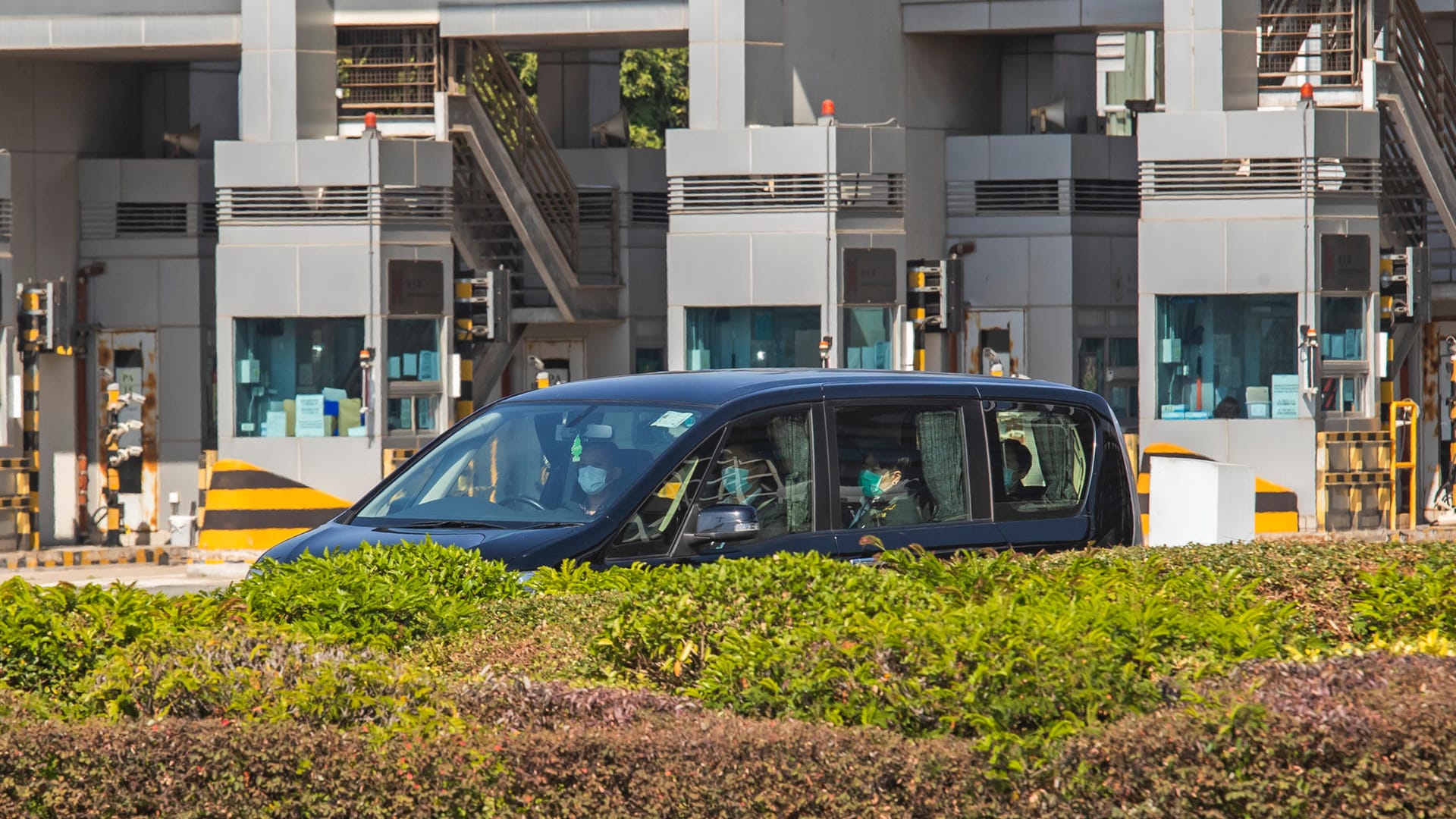 Polizeiwagen in China: Polizeibeamte aus Hongkong eskortieren einen der beiden minderjährigen Festgenommenen im Hafen von Shenzhen Bay an der Grenze zwischen China und Hongkong.