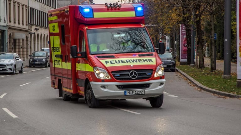 Einsatzfahrt der Feuerwehr München (Symbolbild): Einsatzkräfte mussten eine Mutter von ihrem Balkon retten.