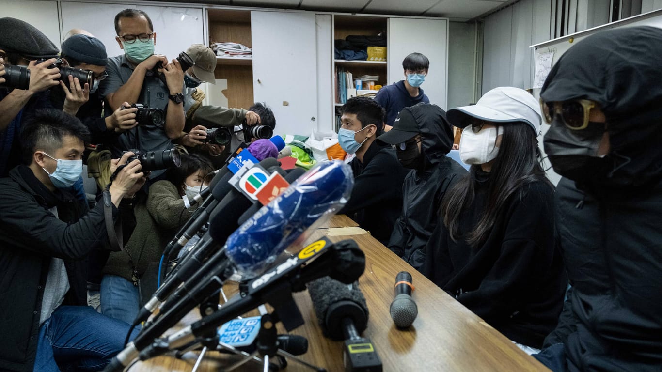 Familienmitglieder der inhaftierten Aktivisten bei einer Pressekonferenz: Sie wurden nicht zu ihren Angehörigen gelassen.