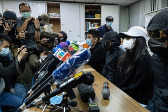 Familienmitglieder der inhaftierten Aktivisten bei einer Pressekonferenz: Sie wurden nicht zu ihren Angehörigen gelassen.