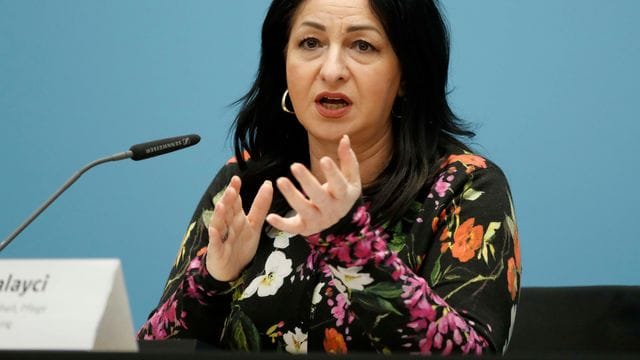 Berlins Gesundheitssenatorin Dilek Kalayci (SPD): Berlin stehe nun vor großen Schwierigkeiten bei der weiteren Planung der Impfungen.