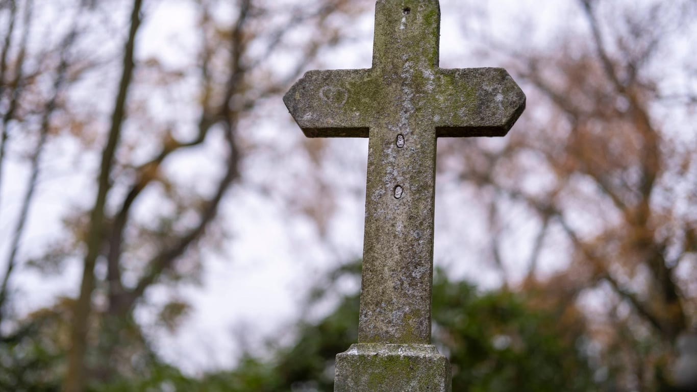 Ein Kreuz auf einem Friedhof (Symbolbild): Der Bestattungsdienst in Nürnberg stößt an seine Grenzen.