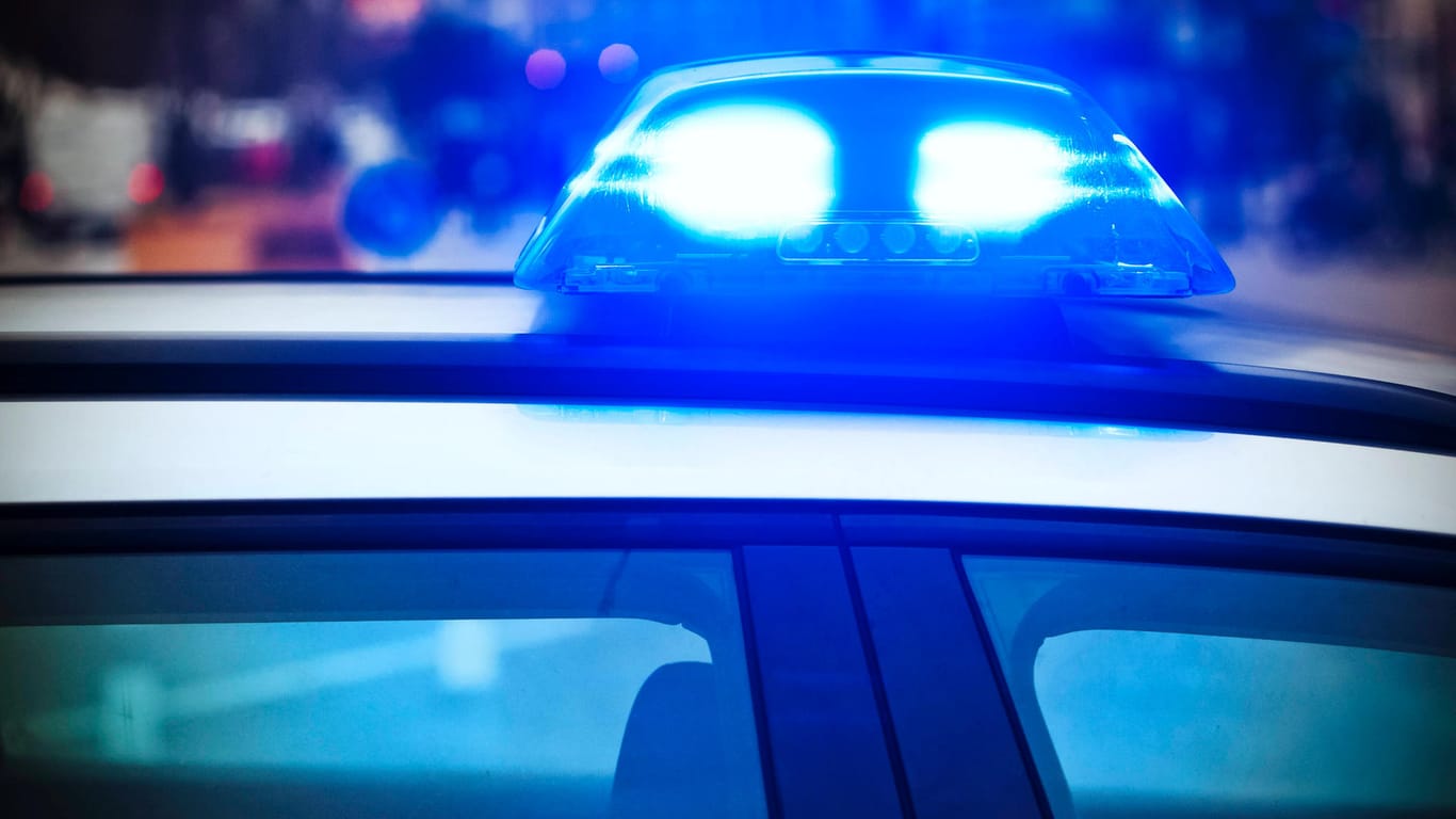 Blaulicht auf einem Polizeiauto (Symbolbild): Gegen eine junge Frau wird wegen mehrerer Verkehrsvergehen ermittelt.