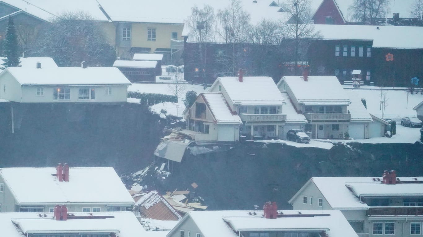 Erdrutsch mitten im Wohngebiet: Mehrere Häuser wurden mitgerissen.