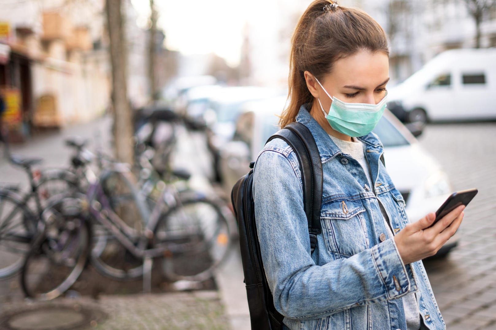 Eine Frau nutzt ihr Smartphone: Viele Deutsche greifen zu XXL-Tarifen, die sie gar nicht brauchen.