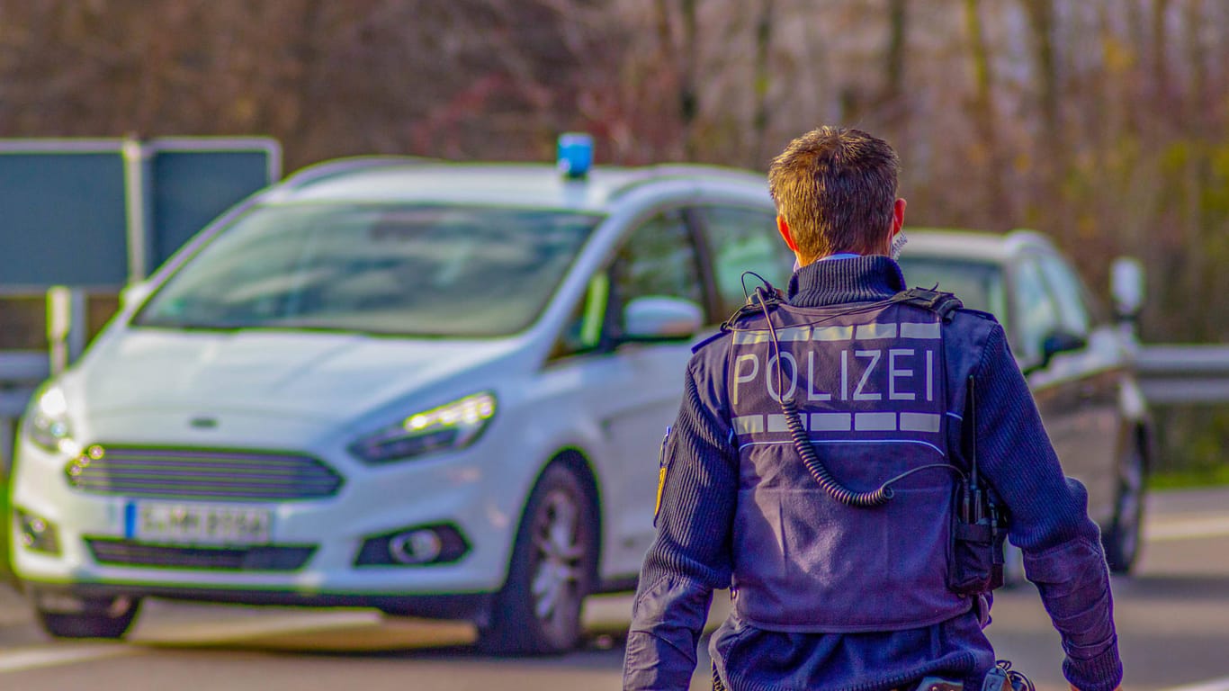 Ein Polizist trägt eine Schutzeste (Symbolbild): Bei dem mutmaßlichen Täter wurden unterschiedliche Drogen gefunden.