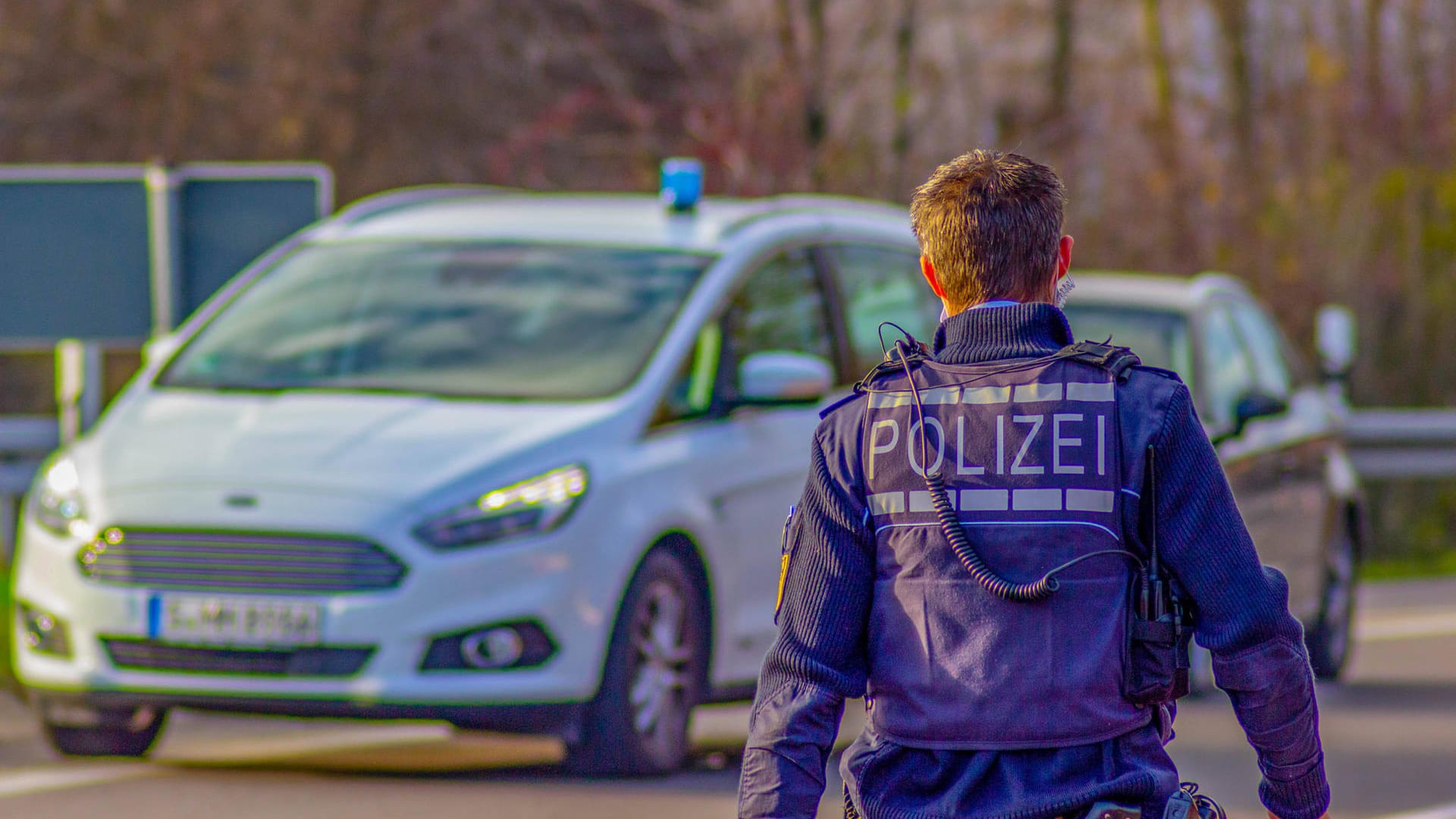 Ein Polizist trägt eine Schutzeste (Symbolbild): Bei dem mutmaßlichen Täter wurden unterschiedliche Drogen gefunden. Ein Polizist trägt eine Schutzeste (Symbolbild): Bei dem mutmaßlichen Täter wurden unterschiedliche Drogen gefunden.