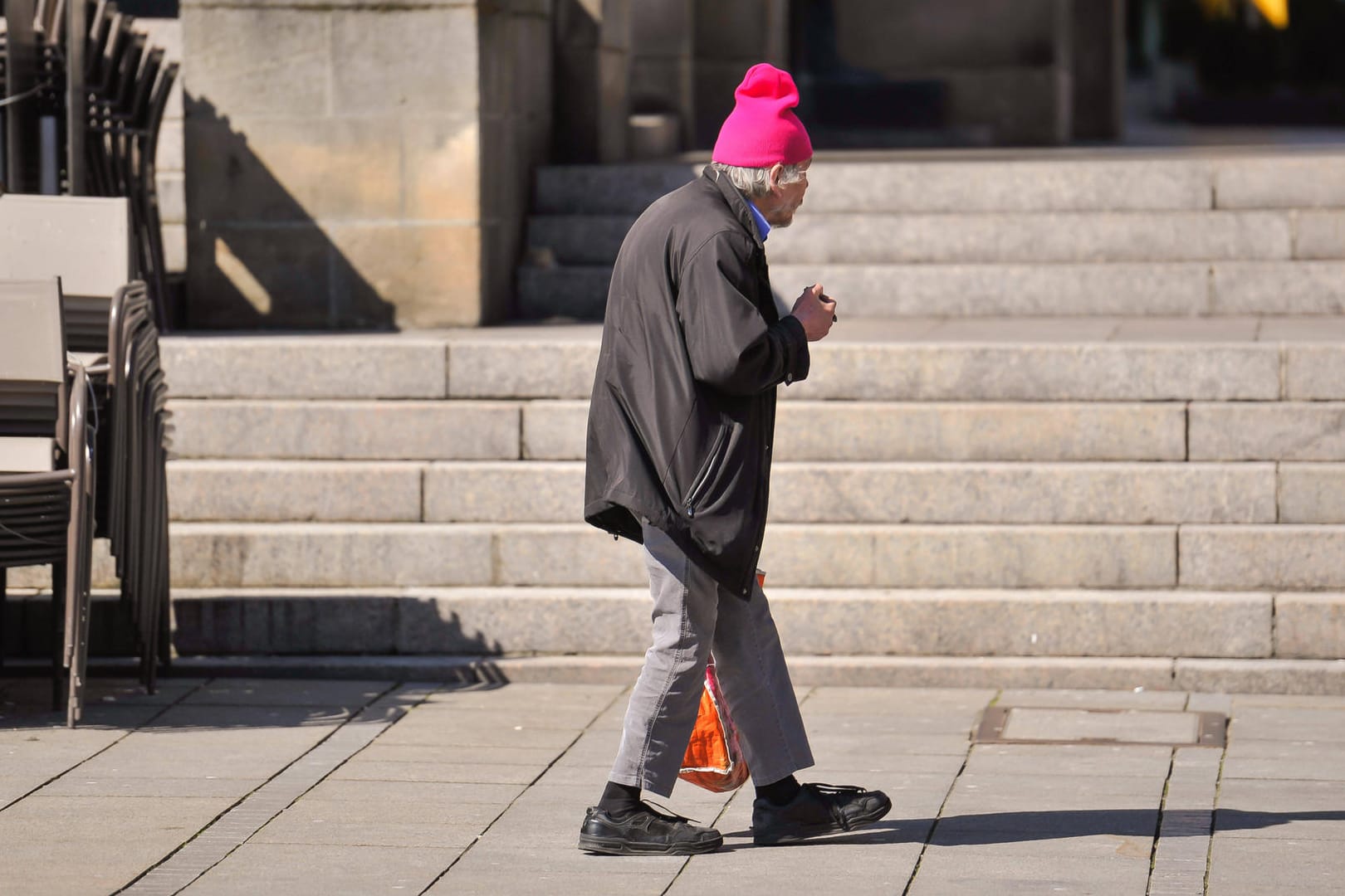 Ein Bedürftiger läuft durch eine Straße (Symbolbild): Für Menschen, die ohnehin schon wenig haben, ist die Situation im Corona-Jahr 2020 teilweise noch schwieriger geworden.