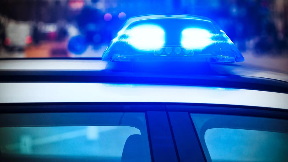 Blaulicht auf einem Einsatzwagen (Symbolbild): Bei dem Verdächtigen in Friedrichshain seien Drogen gefunden worden, teilte die Polizei mit.