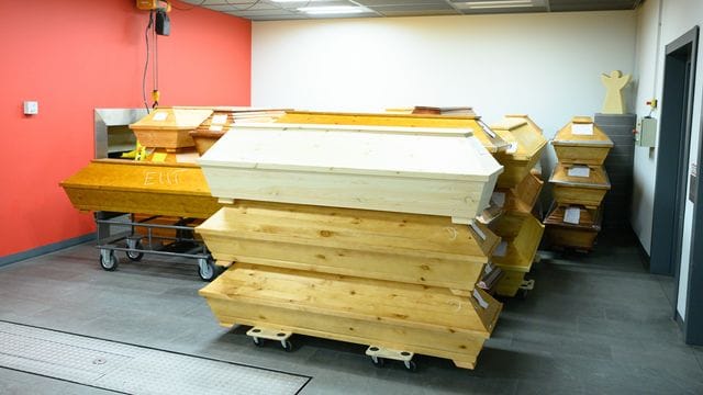 Särge stehen im Krematorium Dresden-Tolkewitz zur Abholung bereit.