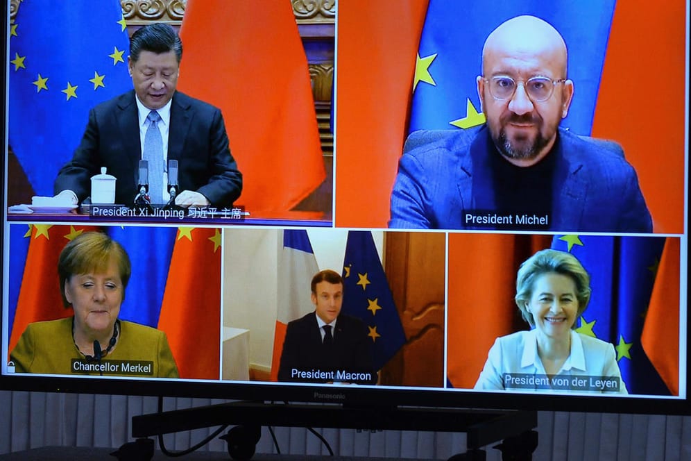 Xi Jinping (oben l-r), Präsident von China, Charles Michel, Präsident des Europäischen Rates, Bundeskanzlerin Angela Merkel (unten l-r), Emmanuel Macron, Präsident von Frankreich, und Ursula von der Leyen, Präsidentin der Europäischen Kommission, während einer Videokonferenz.