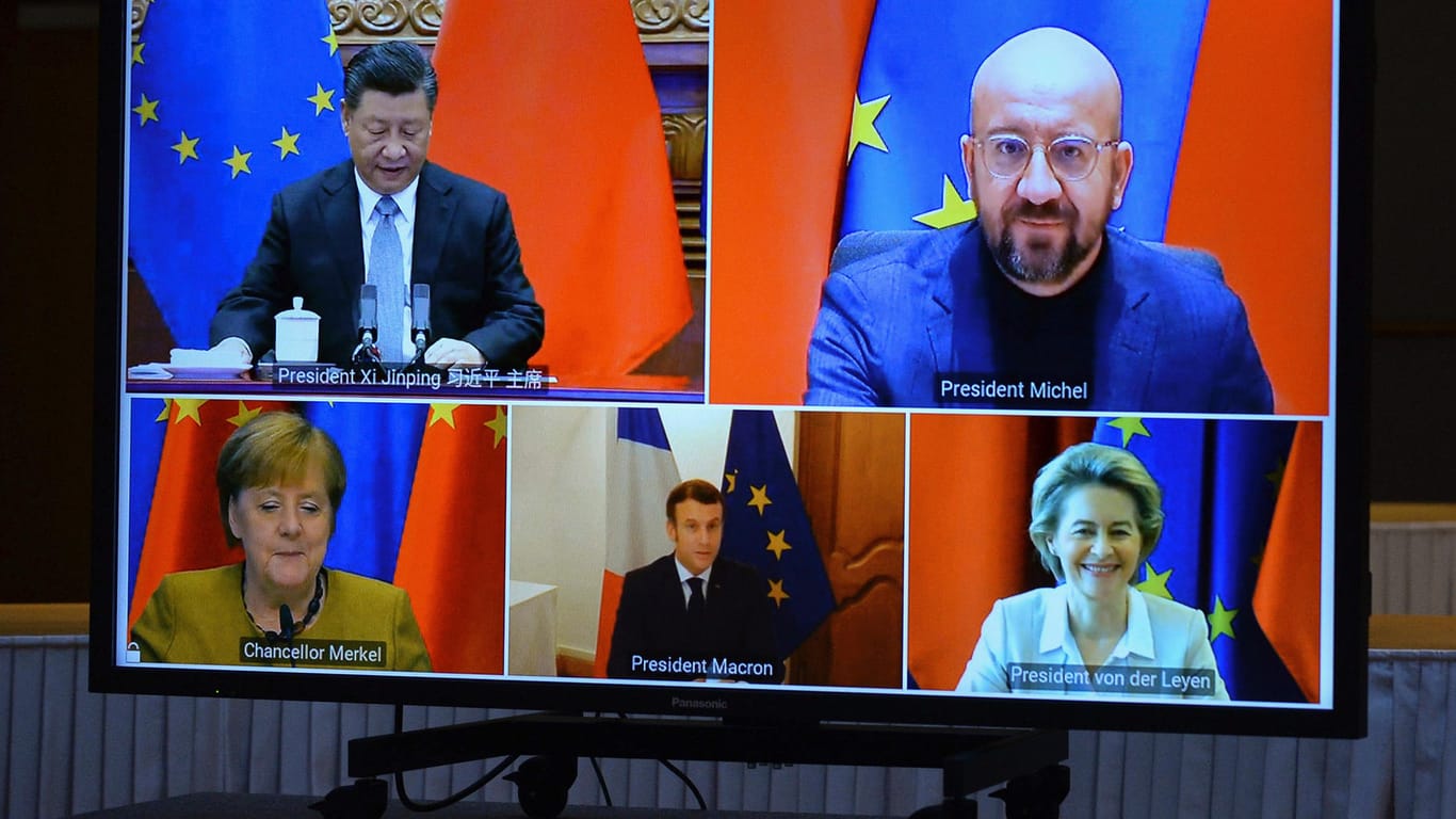 Xi Jinping (oben l-r), Präsident von China, Charles Michel, Präsident des Europäischen Rates, Bundeskanzlerin Angela Merkel (unten l-r), Emmanuel Macron, Präsident von Frankreich, und Ursula von der Leyen, Präsidentin der Europäischen Kommission, während einer Videokonferenz.