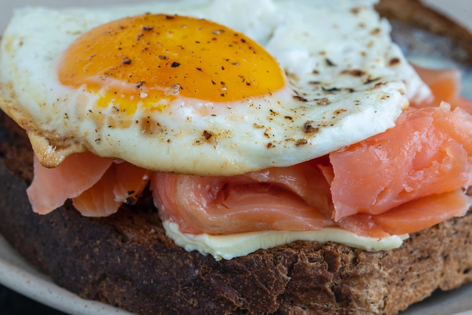 Rezept für Neujahr: Aus dem Berliner Küchenklassiker Strammer Max wurde der Stramme Lax.