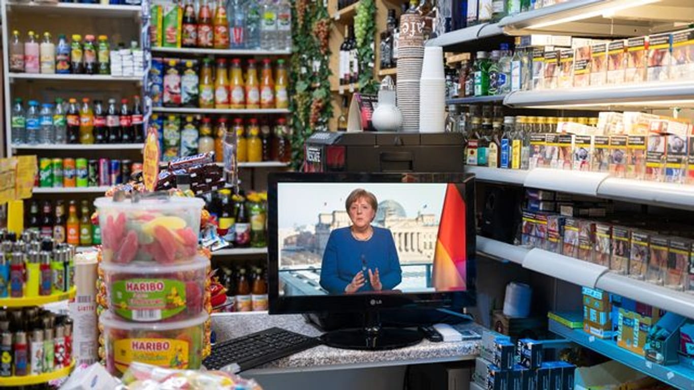 Die TV-Ansprache der Bundeskanzlerin im März 2020 in einem Spätkauf in Berlin.