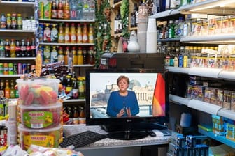 Die TV-Ansprache der Bundeskanzlerin im März 2020 in einem Spätkauf in Berlin.