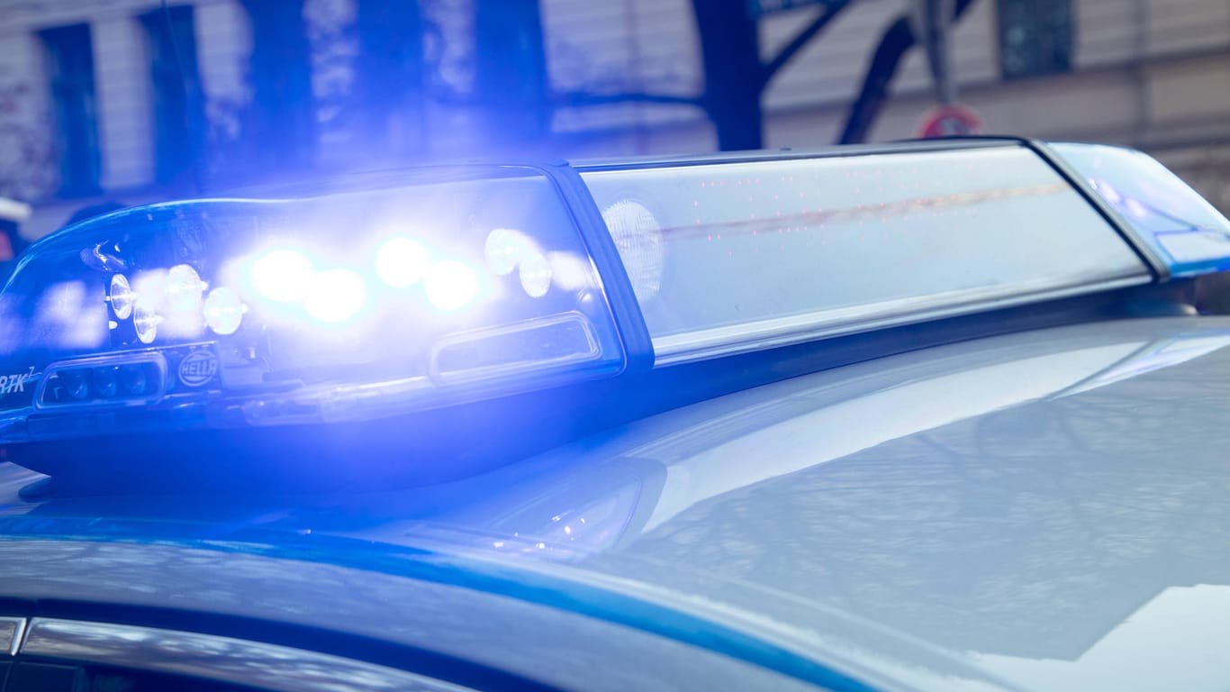 Polizeiwagen mit Blaulicht im Einsatz (Symbolbild): In Bielefeld ermittelt nun der Staatsschutz wegen Flugblättern mit falschen Informationen zum Coronavirus.
