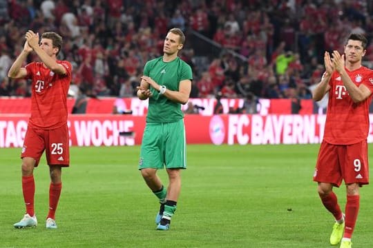 Zum Jahresanfang geht es für Thomas Müller (l-r), Manuel Neuer und Robert Lewandowski gegen den FSV Mainz, aber ohne Zuschauer.
