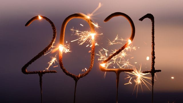 Vier Wunderkerzen in der Zahlenfolge 2021 brennen (Symbolbild): Der Berliner Senat hat klargestellt, dass auch Kleinstfeuerwerke in diesem Jahr verboten sind. Vier Wunderkerzen in der Zahlenfolge 2021 brennen (Symbolbild): Der Berliner Senat hat klargestellt, dass auch Kleinstfeuerwerke in diesem Jahr verboten sind.