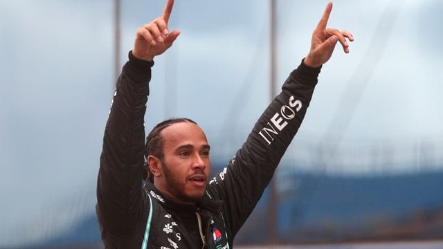 Wurde von der englischen Königin zum Ritter geschlagen - zumindest virtuell: Lewis Hamilton.