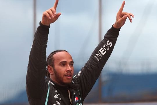 Wurde von der englischen Königin zum Ritter geschlagen - zumindest virtuell: Lewis Hamilton.