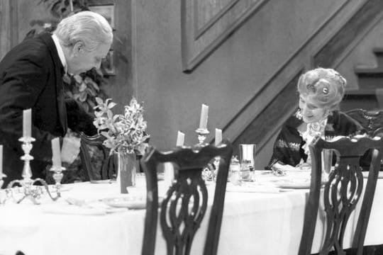 Diener James (Freddie Frinton) ersetzt für Miss Sophie (May Warden) eine ganze Gesellschaft.