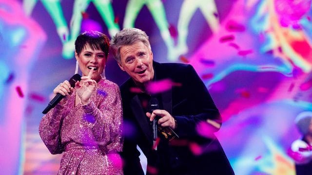 Die Moderatoren Francine Jordi (l) und Jörg Pilawa (r) führen durch die Show.