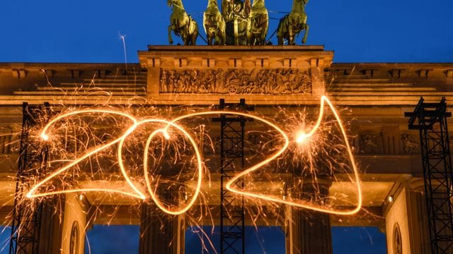 Die Zahl 2021 ist mit einer Wunderkerze in die Luft geschrieben (Symbolbild): Der Hauptstadt steht ein Silvester unter Pandemie-Bedingungen bevor. Die Zahl 2021 ist mit einer Wunderkerze in die Luft geschrieben (Symbolbild): Der Hauptstadt steht ein Silvester unter Pandemie-Bedingungen bevor.
