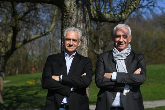 Die ehemaligen Nationalspieler Erwin (r) und Helmut Kremers.