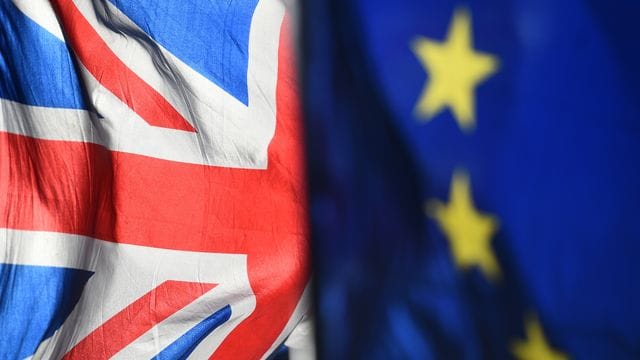 Die Flagge der EU und der "Union Jack" vor dem Parlament in Westminster.