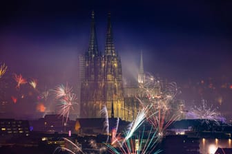 Feuerwerk an Silvester 2019/2020 in Köln (Archivbild): Solche Bilder wird es dieses Jahr aus der Rheinmetropole wohl nicht geben.
