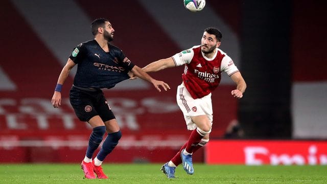 Der FC Schalke 04 holt Sead Kolasinac (r) aus London zurück.