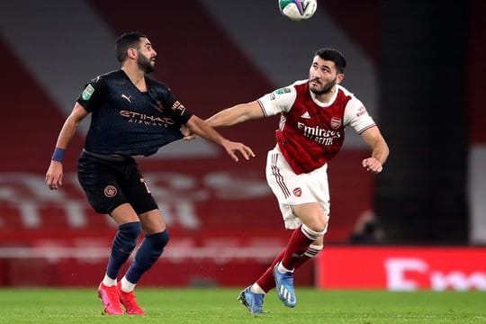 Der FC Schalke 04 holt Sead Kolasinac (r) aus London zurück.
