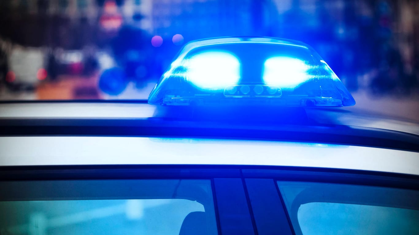 Das Blaulicht eines Polizeiautos leuchtet (Symbolbild): In Erfurt ist eine vermisste Minderjährige zufällig von der Polizei entdeckt worden, nachdem sie eine Party aufgelöst hatte.