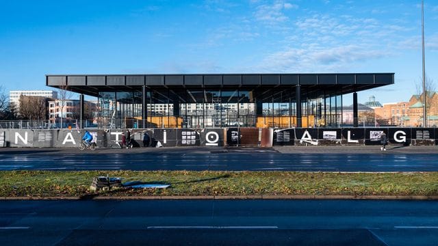 Nach mehrjähriger Sanierung wird die Neue Nationalgalerie wiedereröffnet. Nach mehrjähriger Sanierung wird die Neue Nationalgalerie wiedereröffnet.
