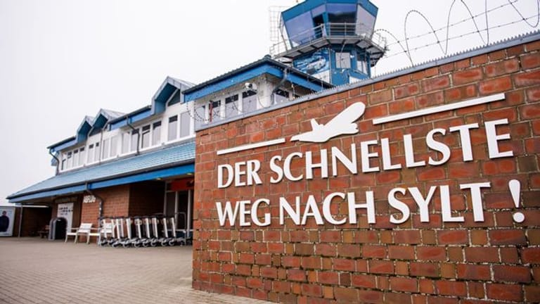 Blick auf das Terminal des Sylter Flughafens: Immer mehr Menschen nutzen den "schnellsten Weg nach Sylt" mit dem Privatjet.