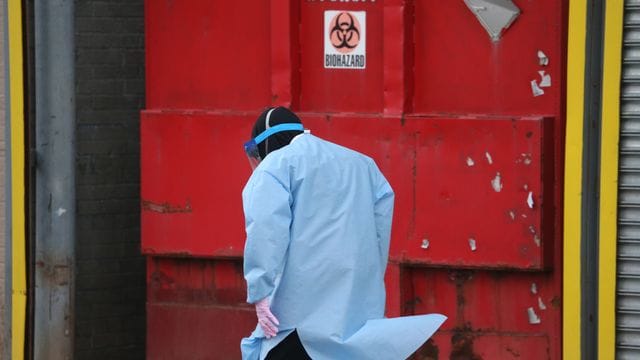 Ein Krankenhausmitarbeiter in Schutzkleidung in der US-Ostküstenmetropole New York. Ein Krankenhausmitarbeiter in Schutzkleidung in der US-Ostküstenmetropole New York.